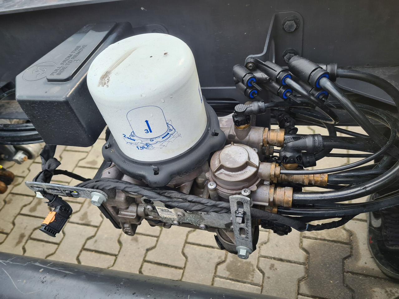 KNORR-BREMSE ZAWÓR OSUSZACZ POWIETRZA APM VOLVO FH 5 FM 5 EURO 6 - Детали тормозной системы для Грузовиков: фото 1 KNORR-BREMSE ZAWÓR OSUSZACZ POWIETRZA APM VOLVO FH 5 FM 5 EURO 6 - Детали тормозной системы для Грузовиков: фото 1