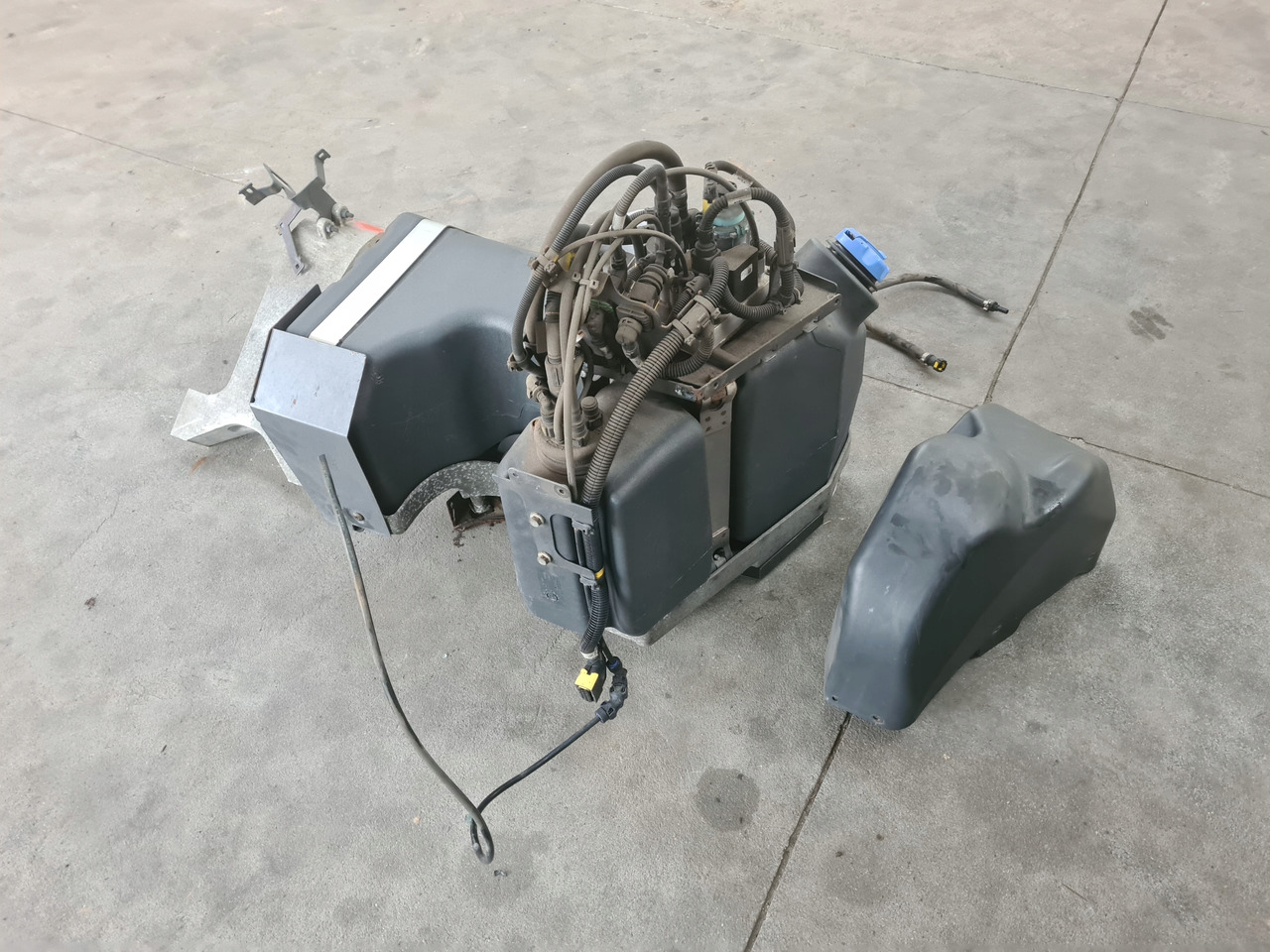 VOLVO ZBIORNIK POMPA WIĄZKA ADBLUE KOMPLET RENAULT GAMA T VOLVO FH 4 FM 4 - Бак для AdBlue: фото 4 VOLVO ZBIORNIK POMPA WIĄZKA ADBLUE KOMPLET RENAULT GAMA T VOLVO FH 4 FM 4 - Бак для AdBlue: фото 4