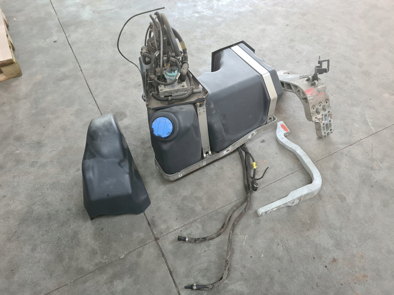 VOLVO ZBIORNIK POMPA WIĄZKA ADBLUE KOMPLET RENAULT GAMA T VOLVO FH 4 FM 4 - Бак для AdBlue: фото 3 VOLVO ZBIORNIK POMPA WIĄZKA ADBLUE KOMPLET RENAULT GAMA T VOLVO FH 4 FM 4 - Бак для AdBlue: фото 3