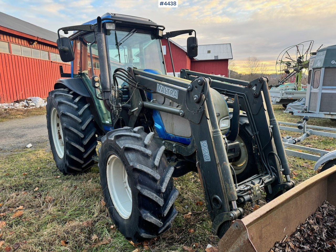 Трактор 2005 Valtra A75-4 4x4 w/ Front loader and bucket. 3250 hours!: фото 1