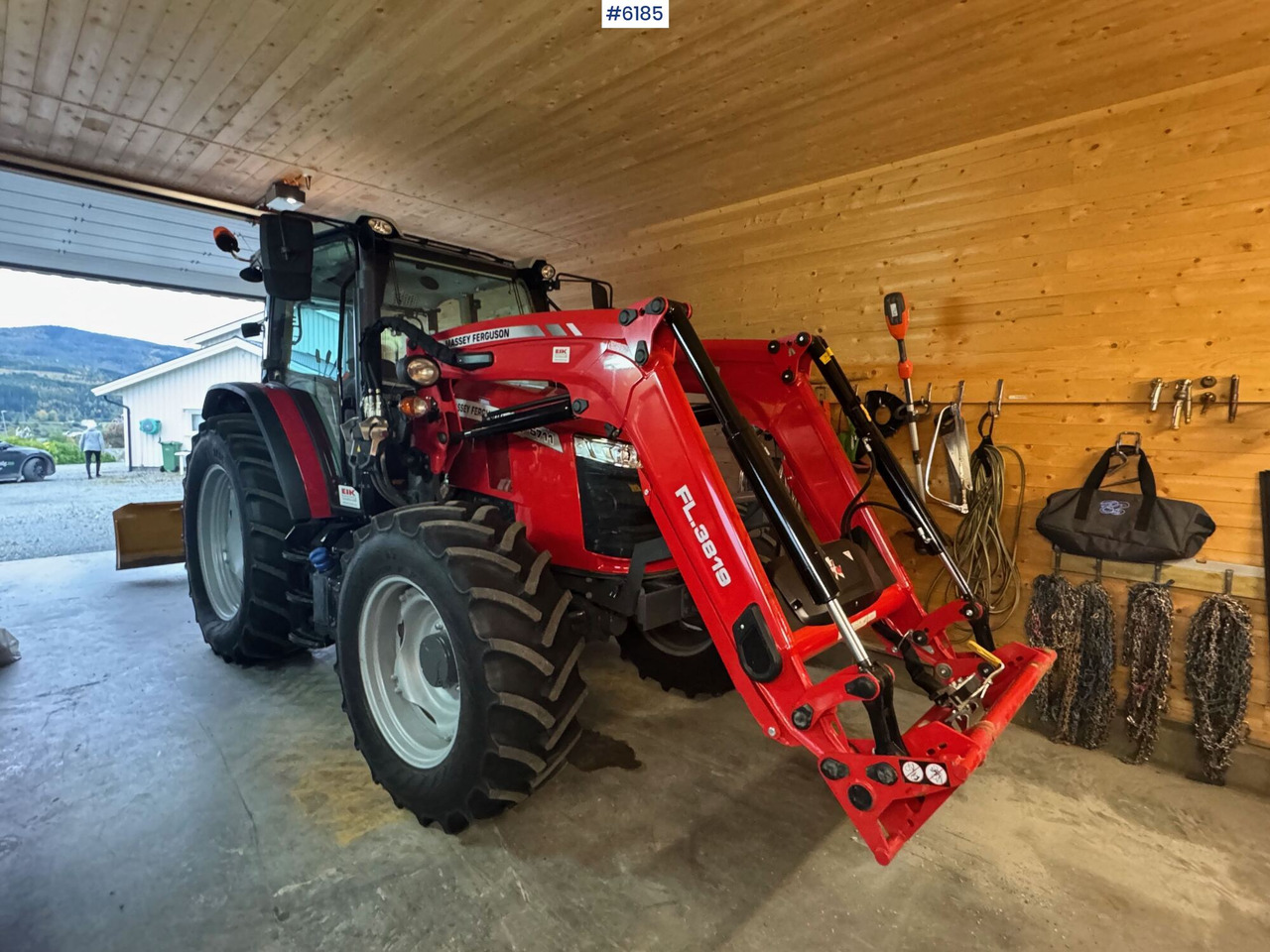 2023 Massey Ferguson 5711M Dyna w/ loader with 3rd function. Only 115 hours! - Трактор: фото 1 2023 Massey Ferguson 5711M Dyna w/ loader with 3rd function. Only 115 hours! - Трактор: фото 1