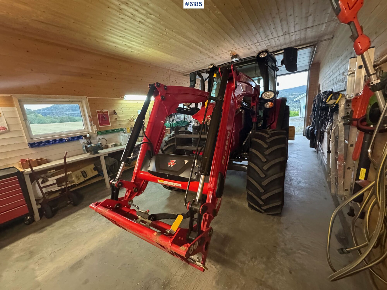 2023 Massey Ferguson 5711M Dyna w/ loader with 3rd function. Only 115 hours! - Трактор: фото 5 2023 Massey Ferguson 5711M Dyna w/ loader with 3rd function. Only 115 hours! - Трактор: фото 5