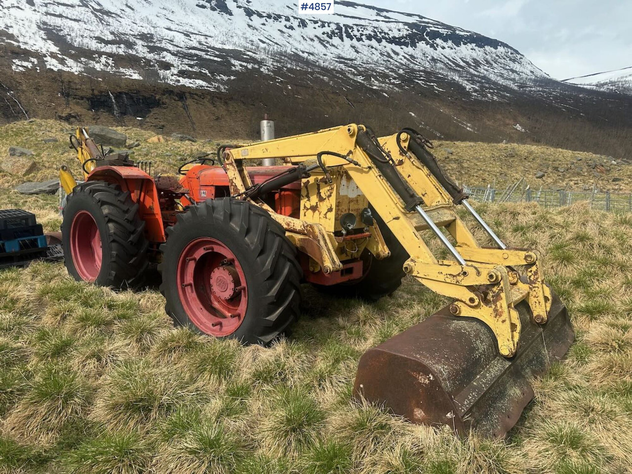 Трактор Bray Nuffield 4x4 w/ excavator and front loader.: фото 1