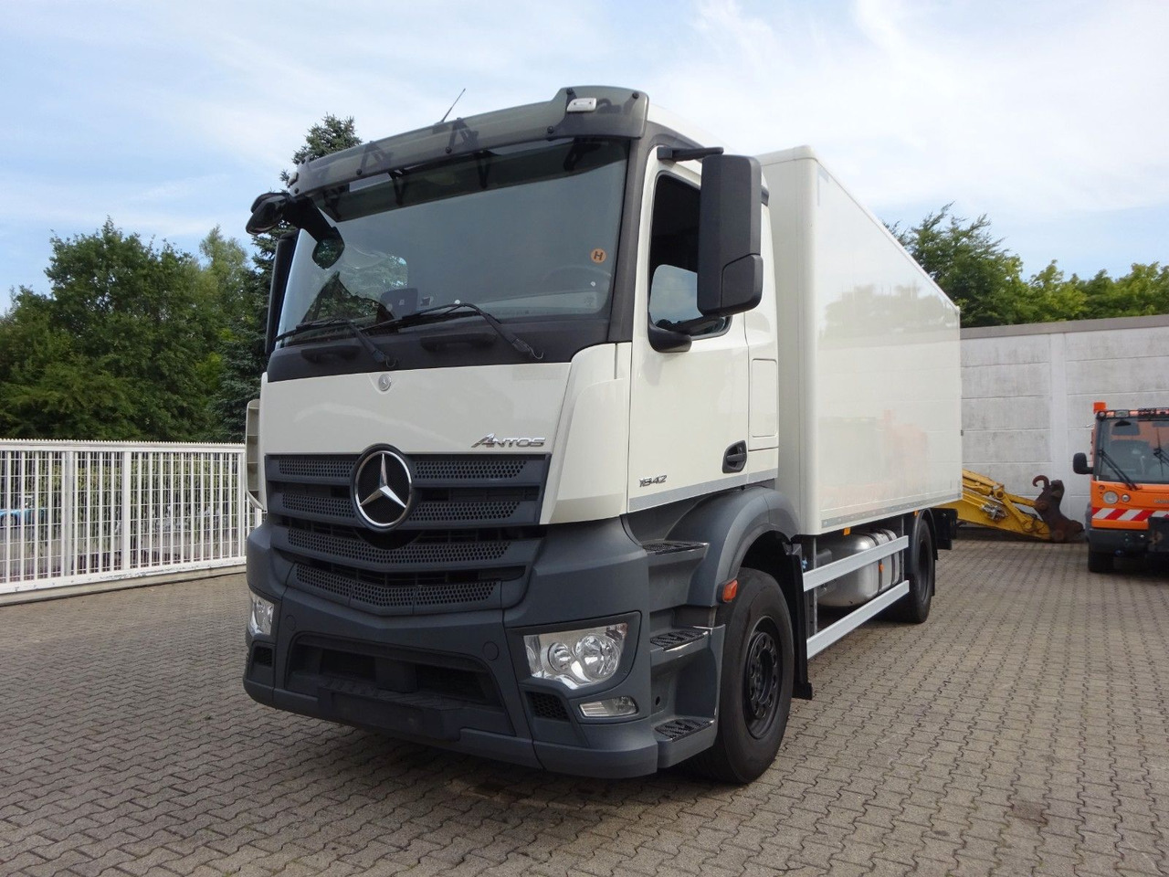Mercedes-Benz 1842 Antos Koffer + BÄR Ladebordwand 4x2 - Грузовик с закрытым кузовом: фото 3 Mercedes-Benz 1842 Antos Koffer + BÄR Ladebordwand 4x2 - Грузовик с закрытым кузовом: фото 3