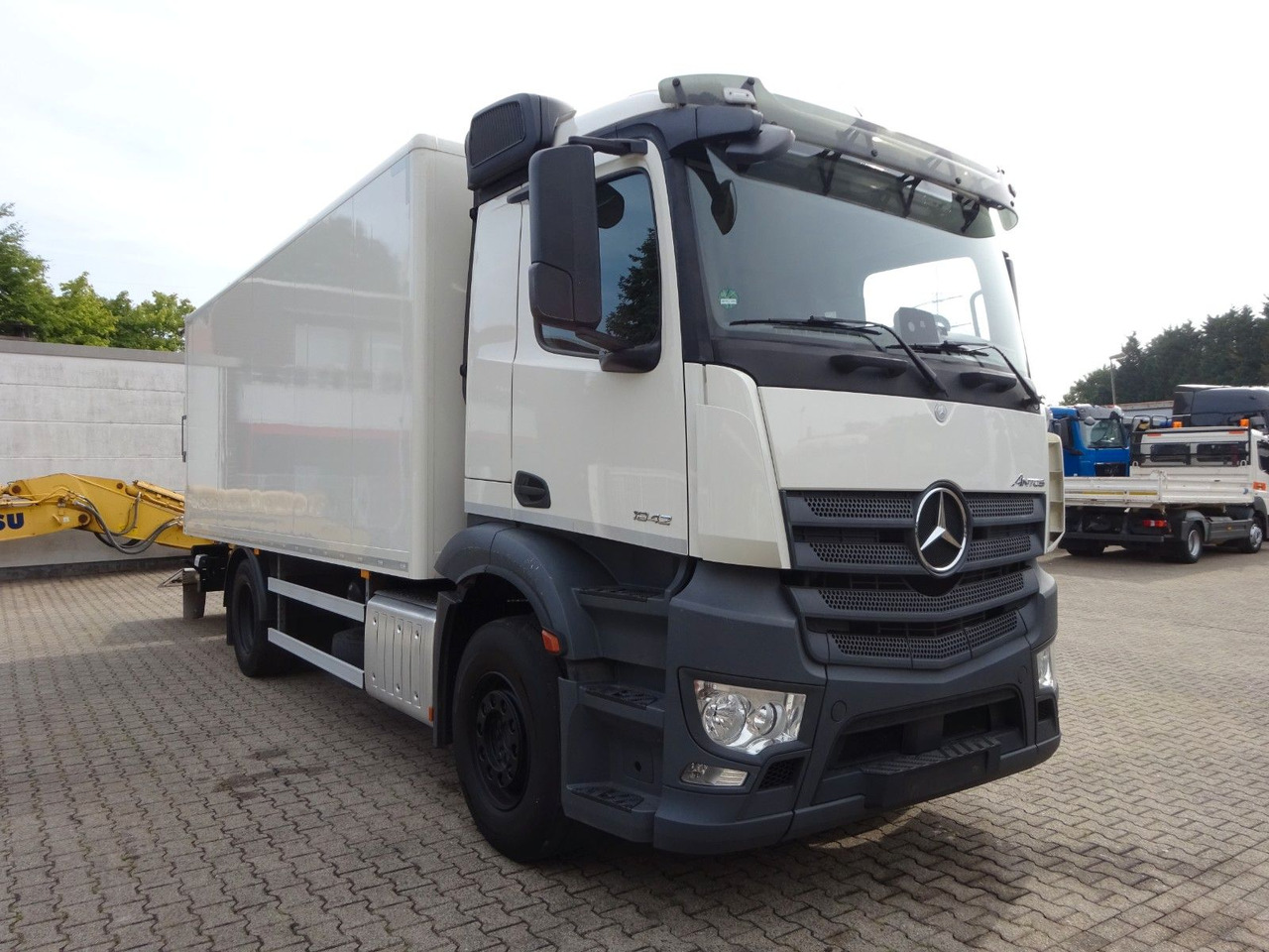 Mercedes-Benz 1842 Antos Koffer + BÄR Ladebordwand 4x2 - Грузовик с закрытым кузовом: фото 1 Mercedes-Benz 1842 Antos Koffer + BÄR Ladebordwand 4x2 - Грузовик с закрытым кузовом: фото 1