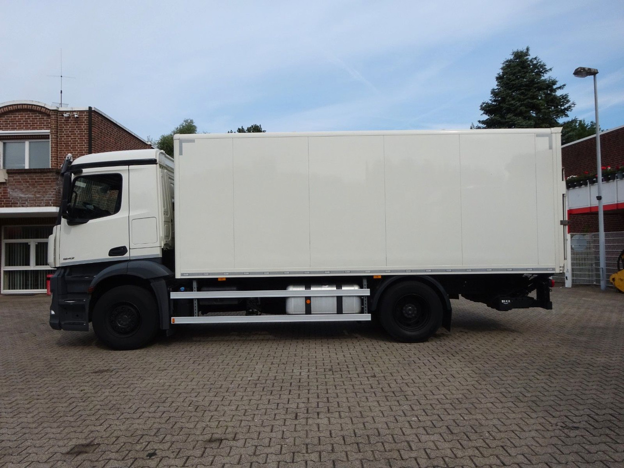 Mercedes-Benz 1842 Antos Koffer + BÄR Ladebordwand 4x2 - Грузовик с закрытым кузовом: фото 2 Mercedes-Benz 1842 Antos Koffer + BÄR Ladebordwand 4x2 - Грузовик с закрытым кузовом: фото 2