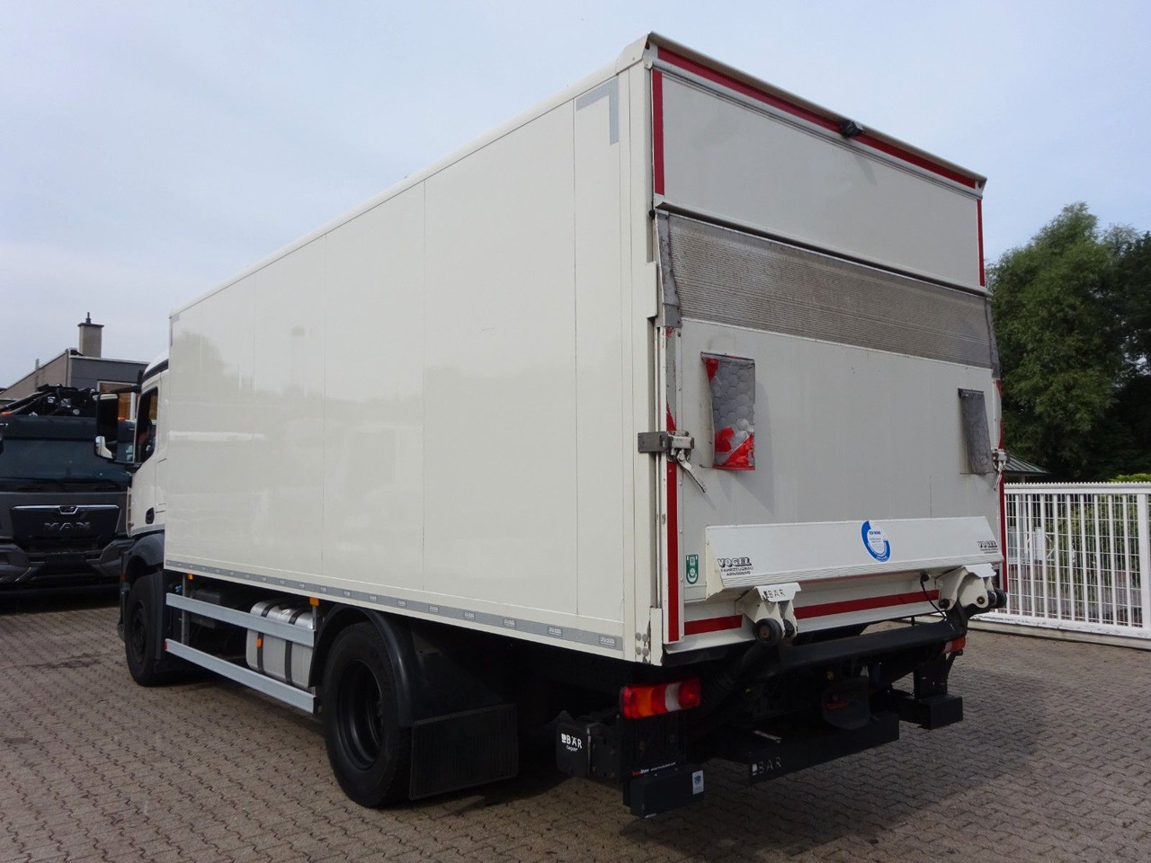 Mercedes-Benz 1842 Antos Koffer + BÄR Ladebordwand 4x2 - Грузовик с закрытым кузовом: фото 5 Mercedes-Benz 1842 Antos Koffer + BÄR Ladebordwand 4x2 - Грузовик с закрытым кузовом: фото 5