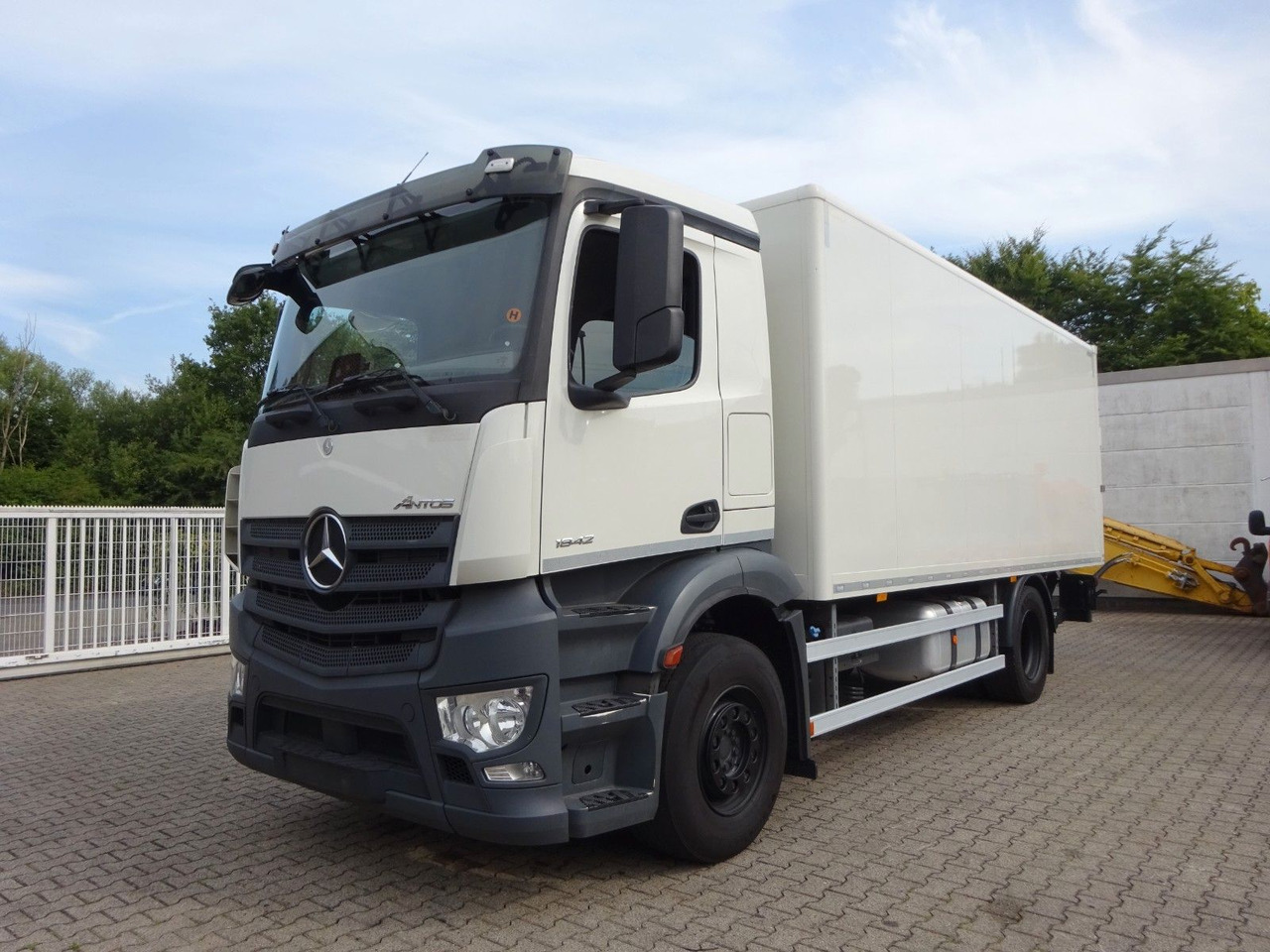 Mercedes-Benz 1842 Antos Koffer + BÄR Ladebordwand 4x2 - Грузовик с закрытым кузовом: фото 4 Mercedes-Benz 1842 Antos Koffer + BÄR Ladebordwand 4x2 - Грузовик с закрытым кузовом: фото 4
