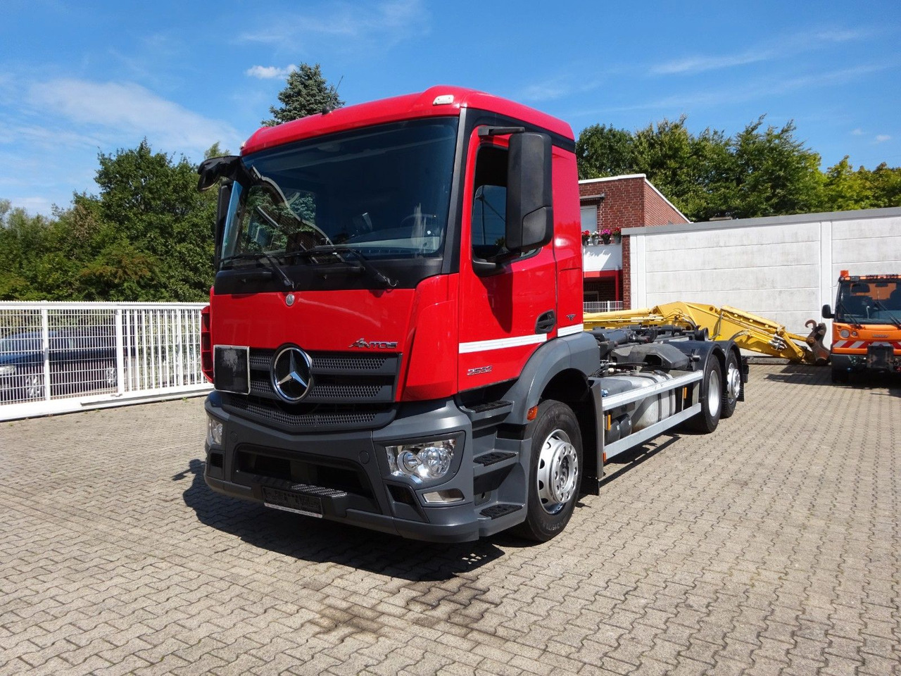 Mercedes-Benz Antos 2532 MEILLER Abroller Lift+Lenkachse 6x2 - Крюковой мультилифт: фото 2 Mercedes-Benz Antos 2532 MEILLER Abroller Lift+Lenkachse 6x2 - Крюковой мультилифт: фото 2