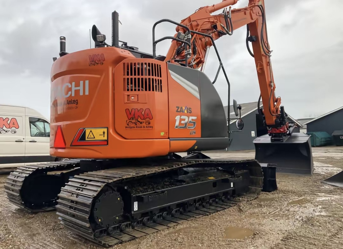 HITACHI ZX135 - Гусеничный экскаватор: фото 1 HITACHI ZX135 - Гусеничный экскаватор: фото 1
