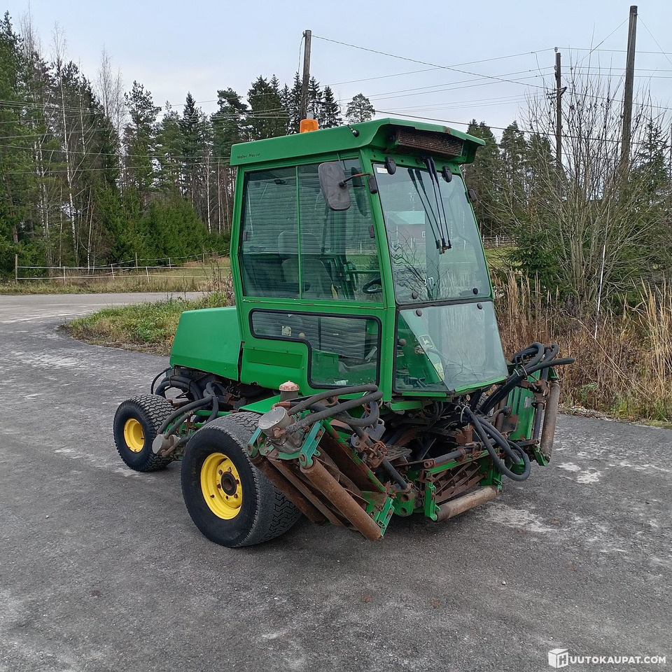 John Deere 3235 kelaleikkuri, 4 WD ja hytti, Hollola - Газонокосилка: фото 1 John Deere 3235 kelaleikkuri, 4 WD ja hytti, Hollola - Газонокосилка: фото 1