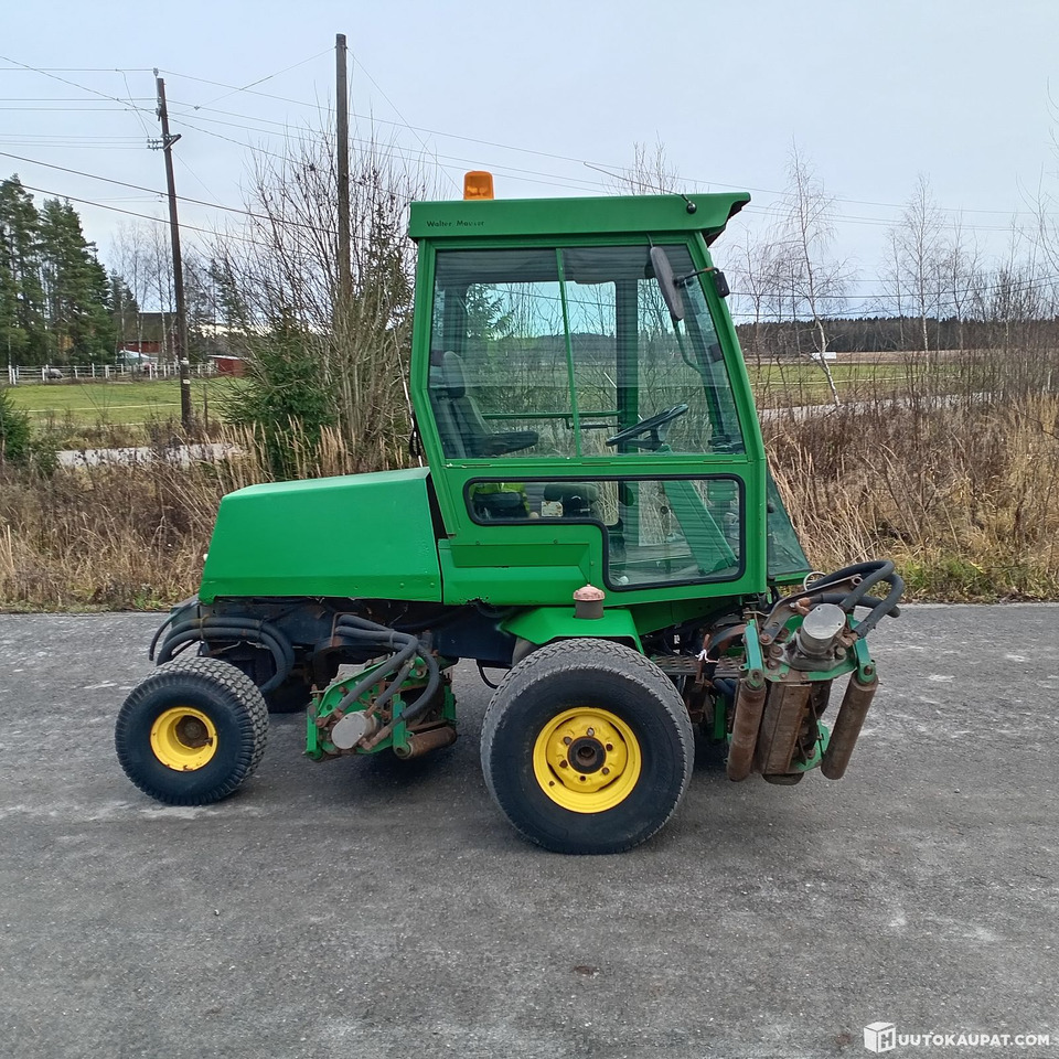 John Deere 3235 kelaleikkuri, 4 WD ja hytti, Hollola - Газонокосилка: фото 3 John Deere 3235 kelaleikkuri, 4 WD ja hytti, Hollola - Газонокосилка: фото 3