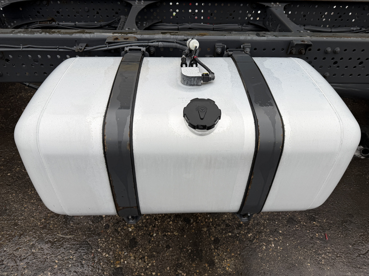 Mercedes Actros MP 4 Antos 390L - Топливный бак: фото 1 Mercedes Actros MP 4 Antos 390L - Топливный бак: фото 1