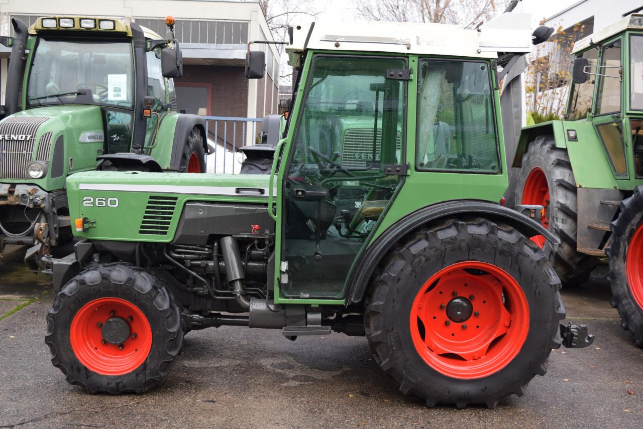 Fendt Farmer 260 V *Schmalspur* - Трактор: фото 1 Fendt Farmer 260 V *Schmalspur* - Трактор: фото 1