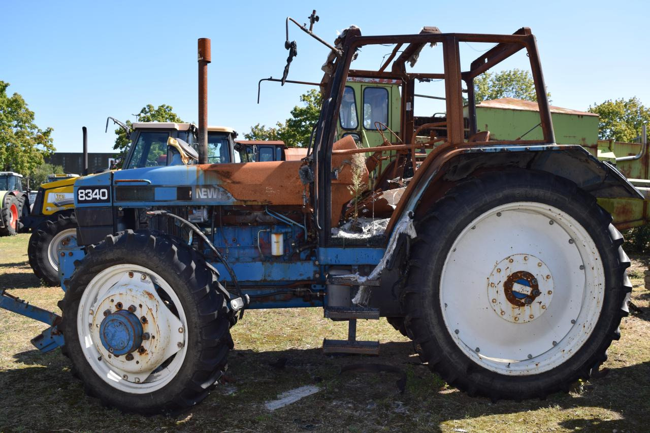 New Holland 8340 *zur Teileverwertung* - Трактор: фото 3 New Holland 8340 *zur Teileverwertung* - Трактор: фото 3