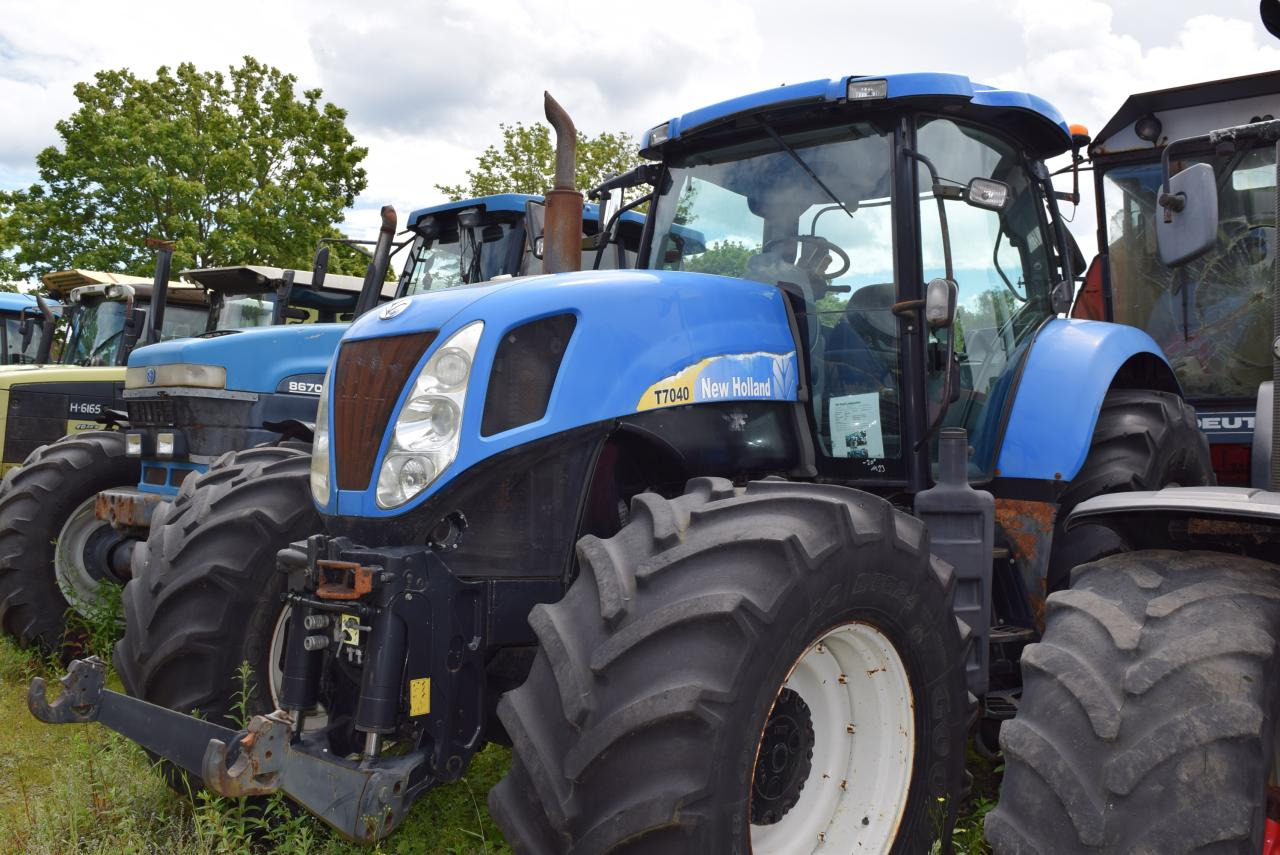 New Holland T 7040 - Трактор: фото 1 New Holland T 7040 - Трактор: фото 1