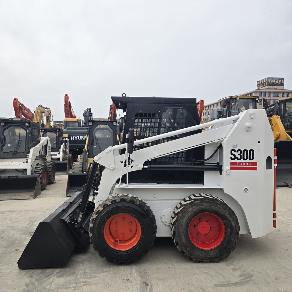 BOBCAT S300 - Мини-погрузчик с бортовым поворотом: фото 1 BOBCAT S300 - Мини-погрузчик с бортовым поворотом: фото 1