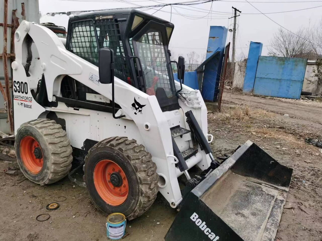 Bobcat S300 - Мини-погрузчик с бортовым поворотом: фото 5 Bobcat S300 - Мини-погрузчик с бортовым поворотом: фото 5