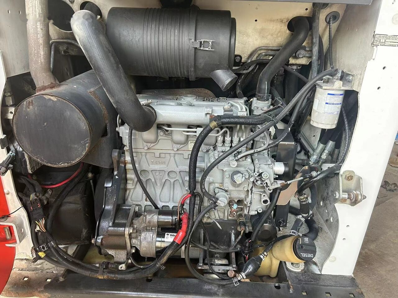 Мини-погрузчик с бортовым поворотом Bobcat S450: фото 7 Мини-погрузчик с бортовым поворотом Bobcat S450: фото 7