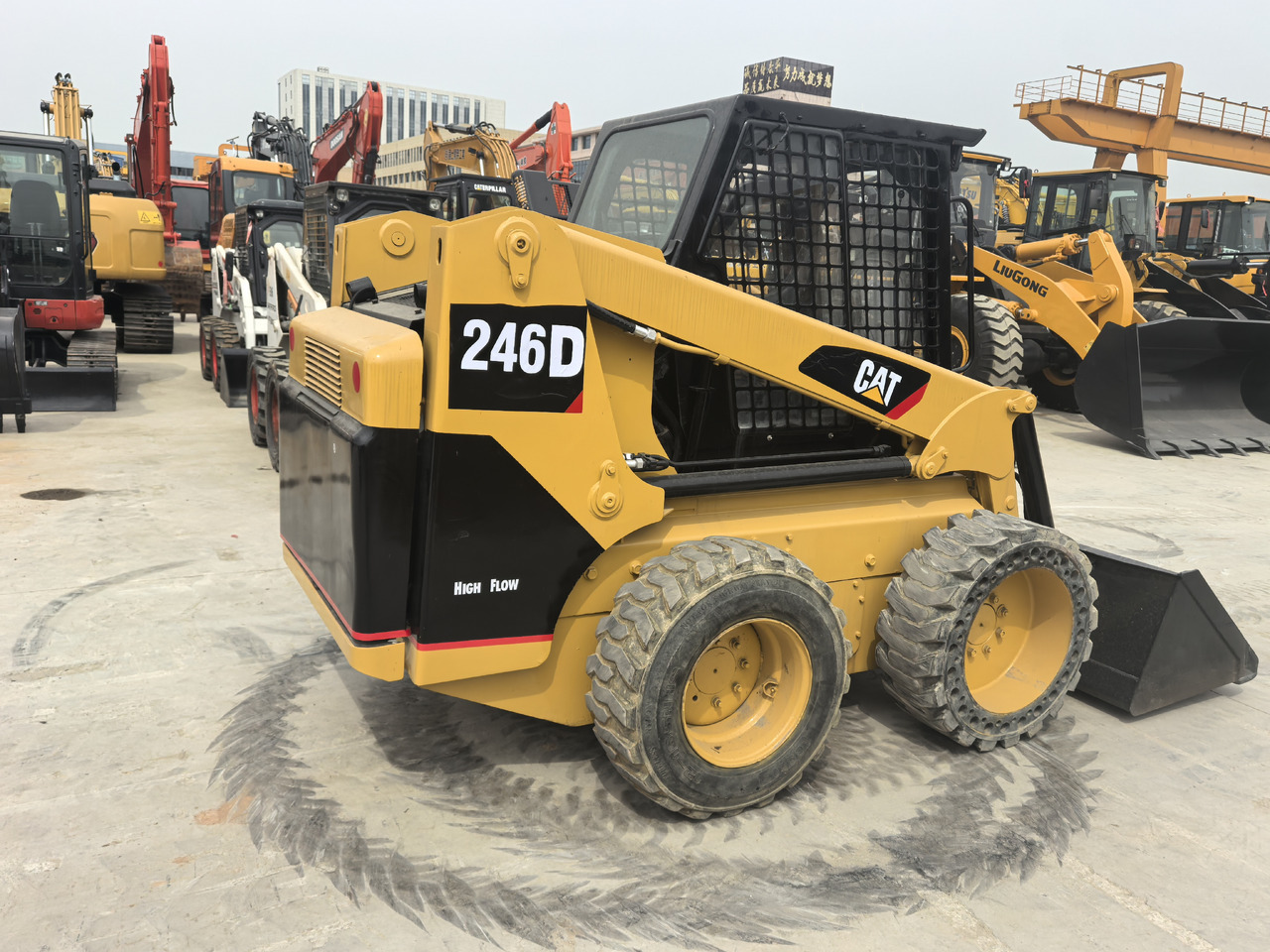 CAT 246D - Мини-погрузчик с бортовым поворотом: фото 1 CAT 246D - Мини-погрузчик с бортовым поворотом: фото 1