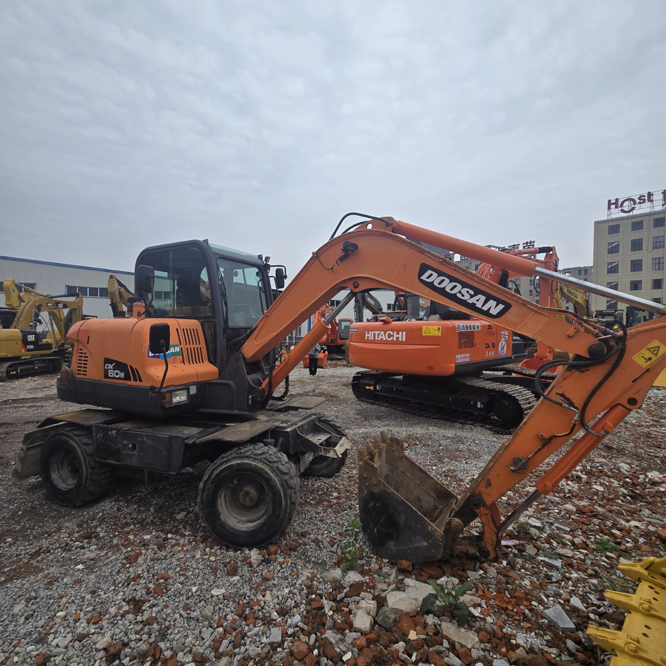 DOOSAN DX60W - Колёсный экскаватор: фото 2 DOOSAN DX60W - Колёсный экскаватор: фото 2