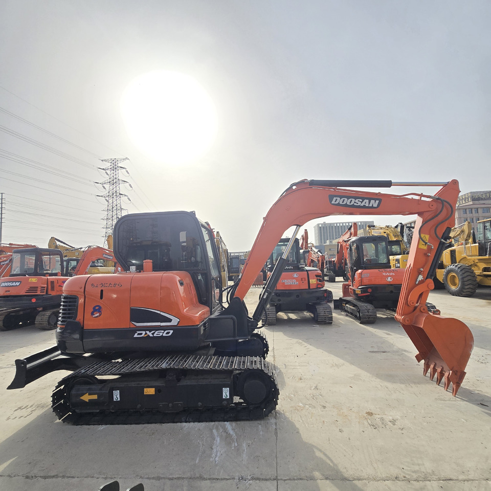 Doosan DX60 - Гусеничный экскаватор: фото 1 Doosan DX60 - Гусеничный экскаватор: фото 1