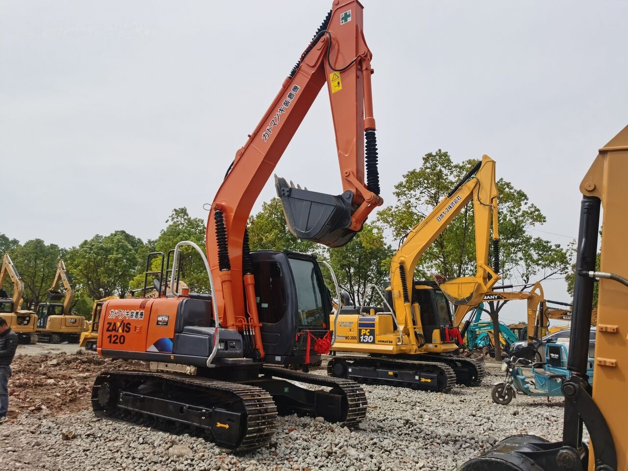 Hitachi ZX120 - Гусеничный экскаватор: фото 3 Hitachi ZX120 - Гусеничный экскаватор: фото 3