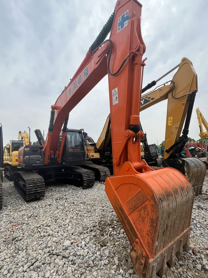 Hitachi ZX200 - Гусеничный экскаватор: фото 3 Hitachi ZX200 - Гусеничный экскаватор: фото 3