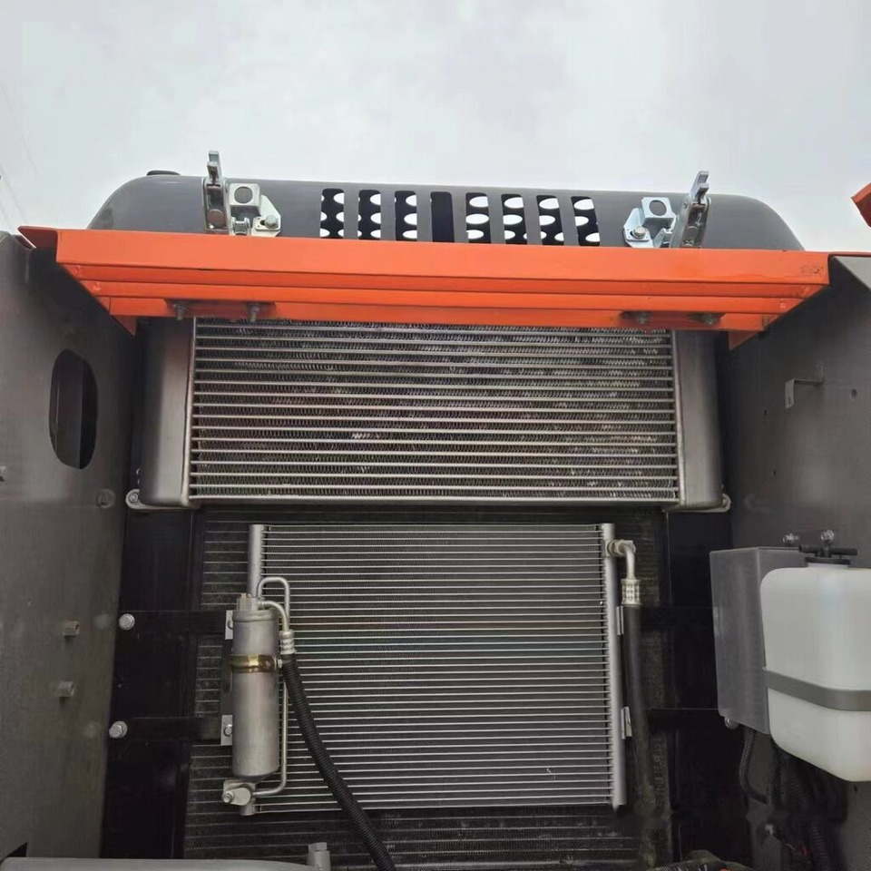 Hitachi ZX200 - Гусеничный экскаватор: фото 2 Hitachi ZX200 - Гусеничный экскаватор: фото 2