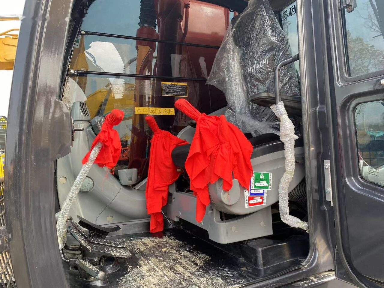 Hitachi ZX240H - Гусеничный экскаватор: фото 1 Hitachi ZX240H - Гусеничный экскаватор: фото 1