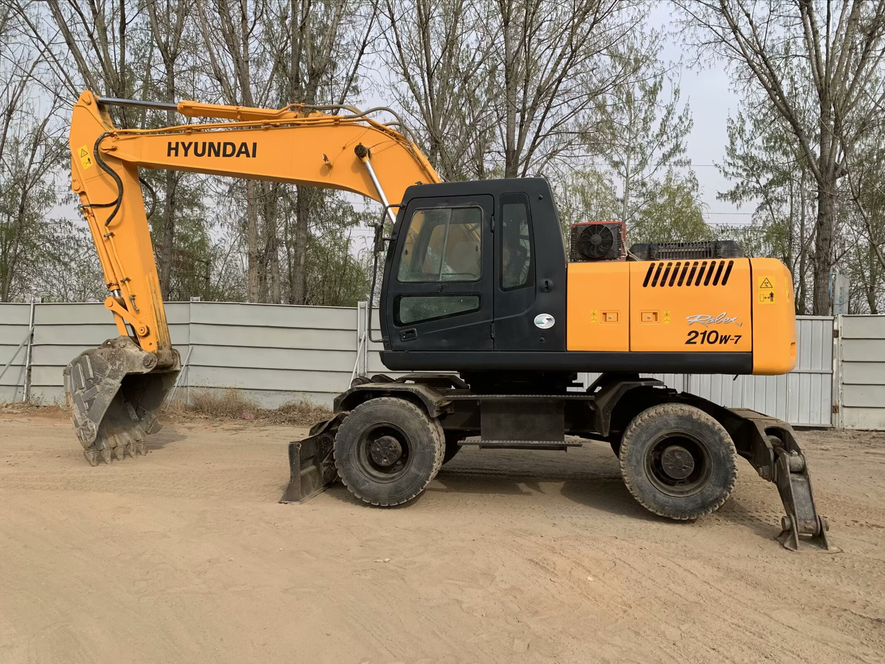 Hyundai R210W-7 - Колёсный экскаватор: фото 1 Hyundai R210W-7 - Колёсный экскаватор: фото 1