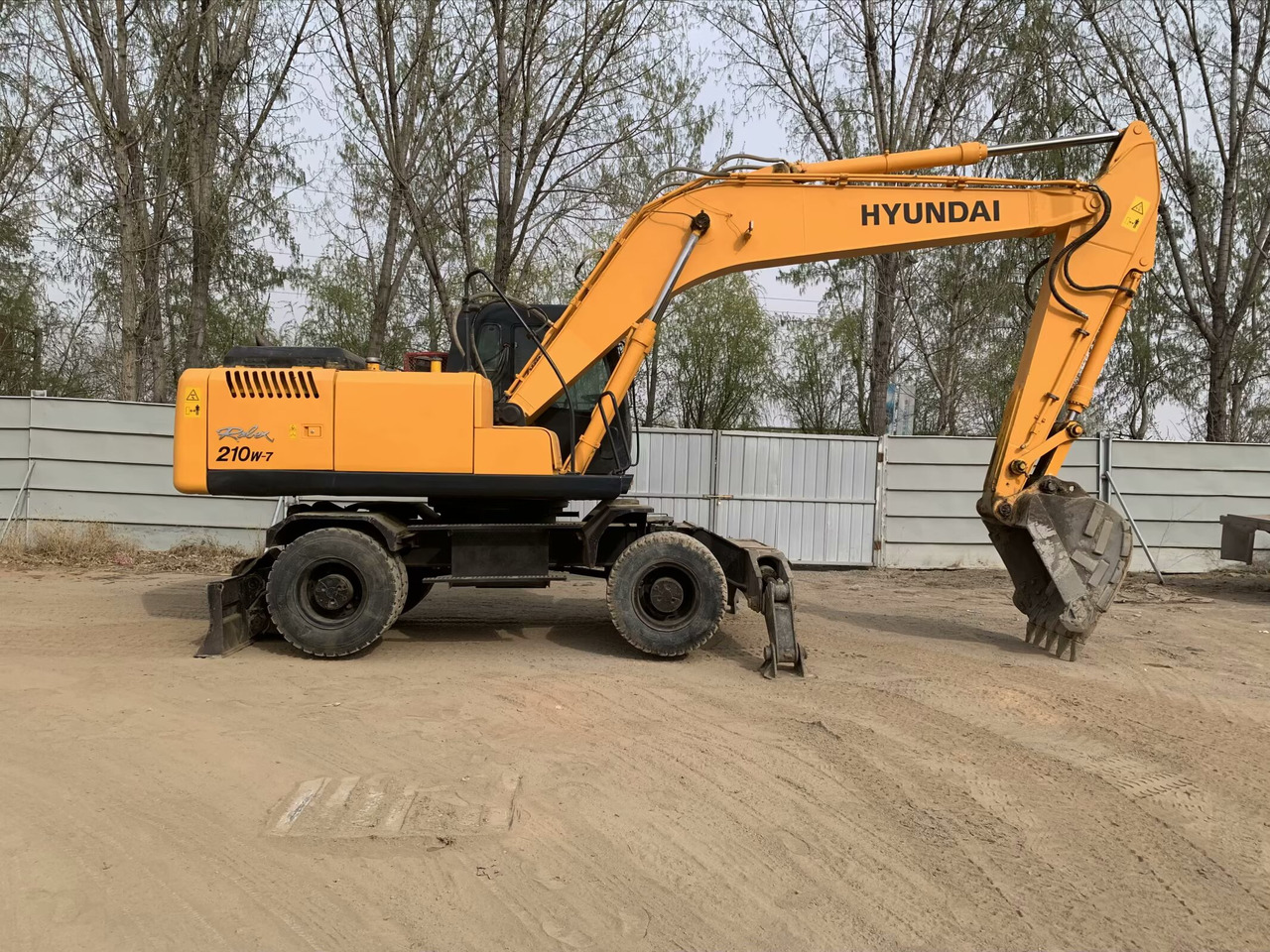 Hyundai R210W-7 - Колёсный экскаватор: фото 2 Hyundai R210W-7 - Колёсный экскаватор: фото 2
