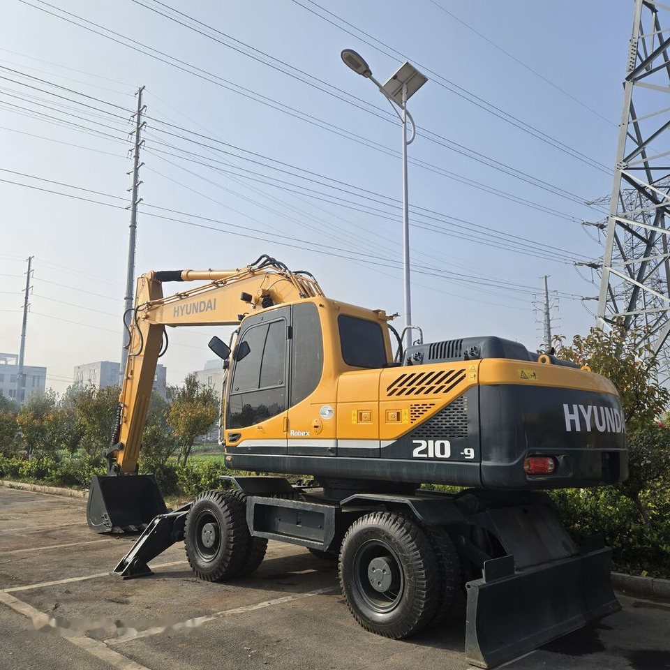 Hyundai R210W-9 - Колёсный экскаватор: фото 1 Hyundai R210W-9 - Колёсный экскаватор: фото 1