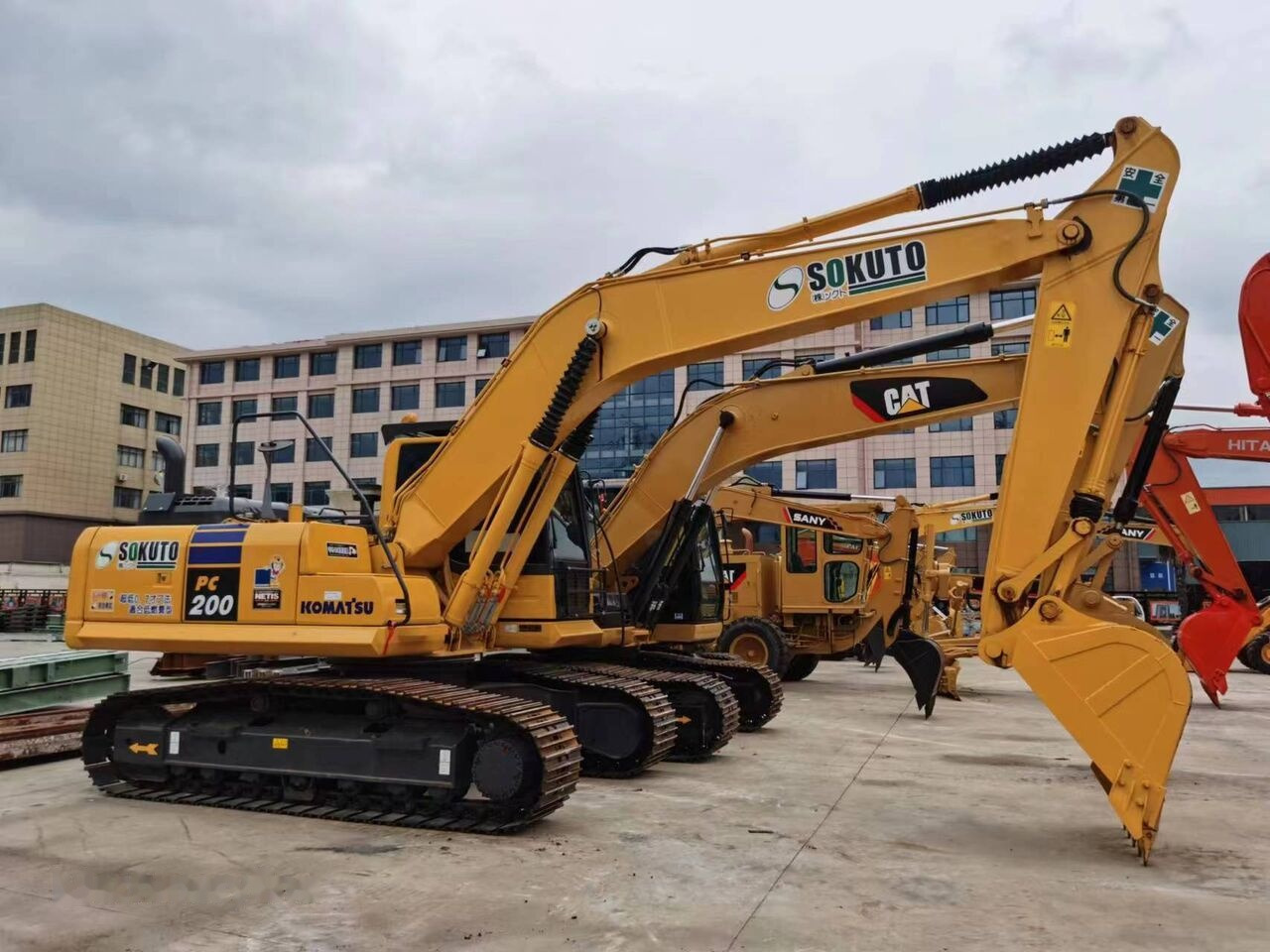 Komatsu PC200-8 - Гусеничный экскаватор: фото 2 Komatsu PC200-8 - Гусеничный экскаватор: фото 2