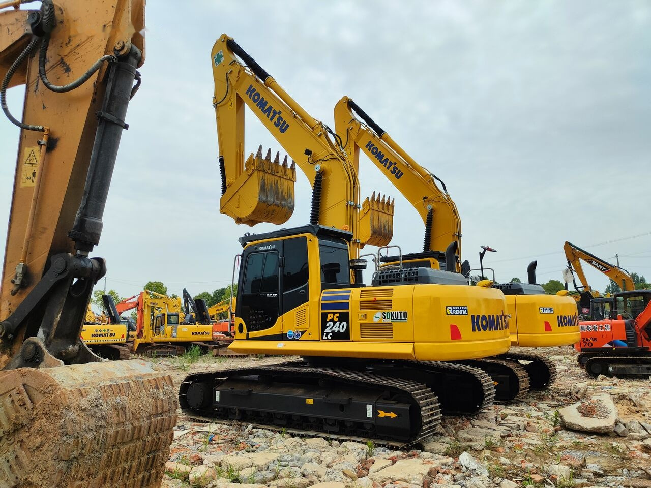 Komatsu PC240 - Гусеничный экскаватор: фото 3 Komatsu PC240 - Гусеничный экскаватор: фото 3