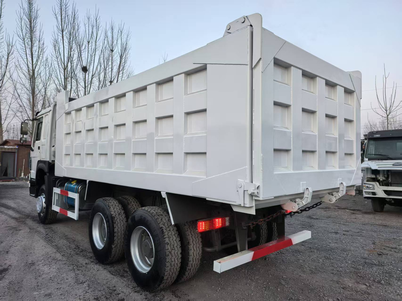 SINOTRUK HOWO 6x4 - Самосвал: фото 3 SINOTRUK HOWO 6x4 - Самосвал: фото 3