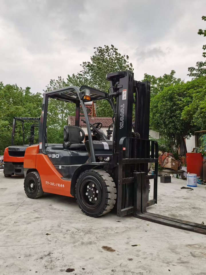 TOYOTA 72-8FDN30 - Дизельный погрузчик: фото 3 TOYOTA 72-8FDN30 - Дизельный погрузчик: фото 3