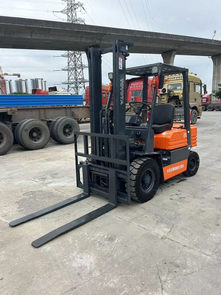 Toyota FD25 - Дизельный погрузчик: фото 4 Toyota FD25 - Дизельный погрузчик: фото 4