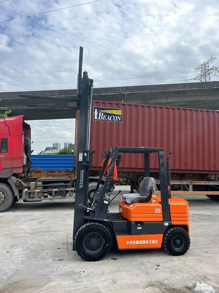 Toyota FD25 - Дизельный погрузчик: фото 2 Toyota FD25 - Дизельный погрузчик: фото 2