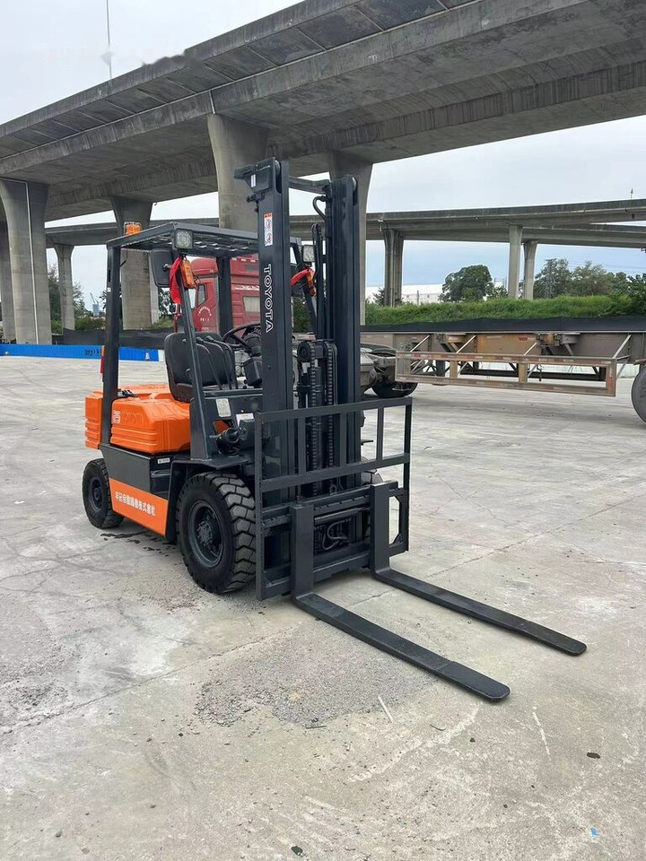 Toyota FD25 - Дизельный погрузчик: фото 3 Toyota FD25 - Дизельный погрузчик: фото 3