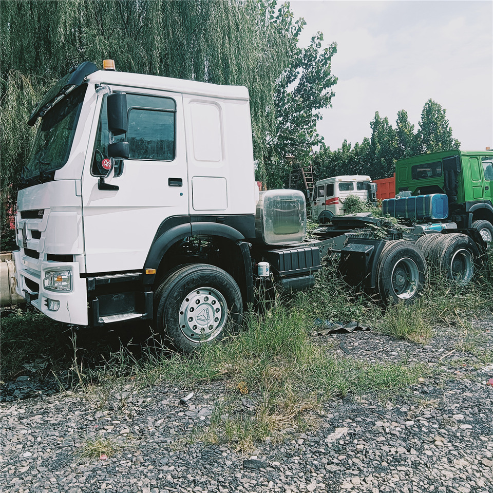 SINOTRUK HOWO trailer head - Тягач: фото 2 SINOTRUK HOWO trailer head - Тягач: фото 2