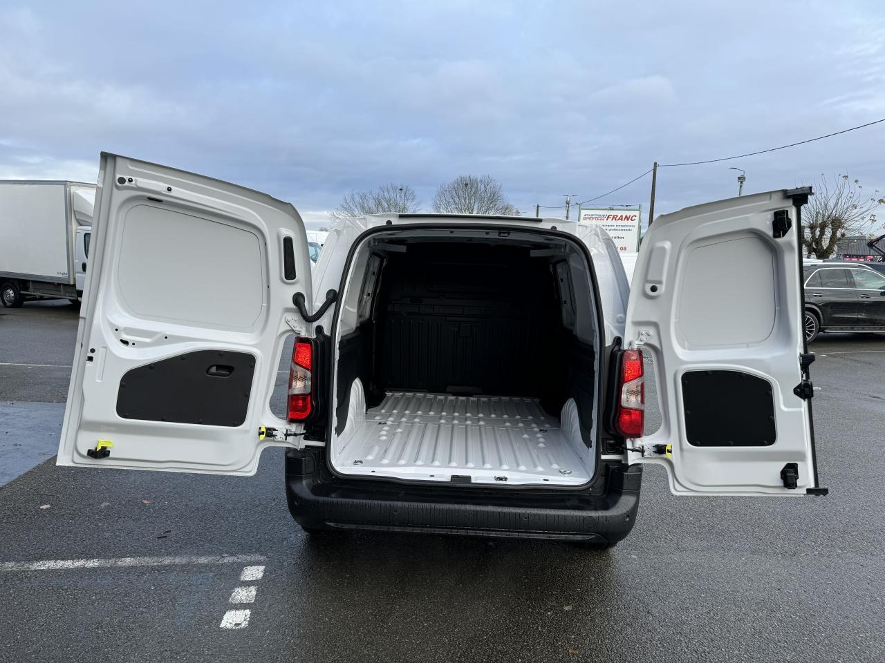 FIAT Doblo XL 950KG 1.5 BlueHDi S&S - 130 - BV EAT8 III FOURGON Fourgon XL PHASE 2 - Цельнометаллический фургон: фото 4 FIAT Doblo XL 950KG 1.5 BlueHDi S&S - 130 - BV EAT8 III FOURGON Fourgon XL PHASE 2 - Цельнометаллический фургон: фото 4