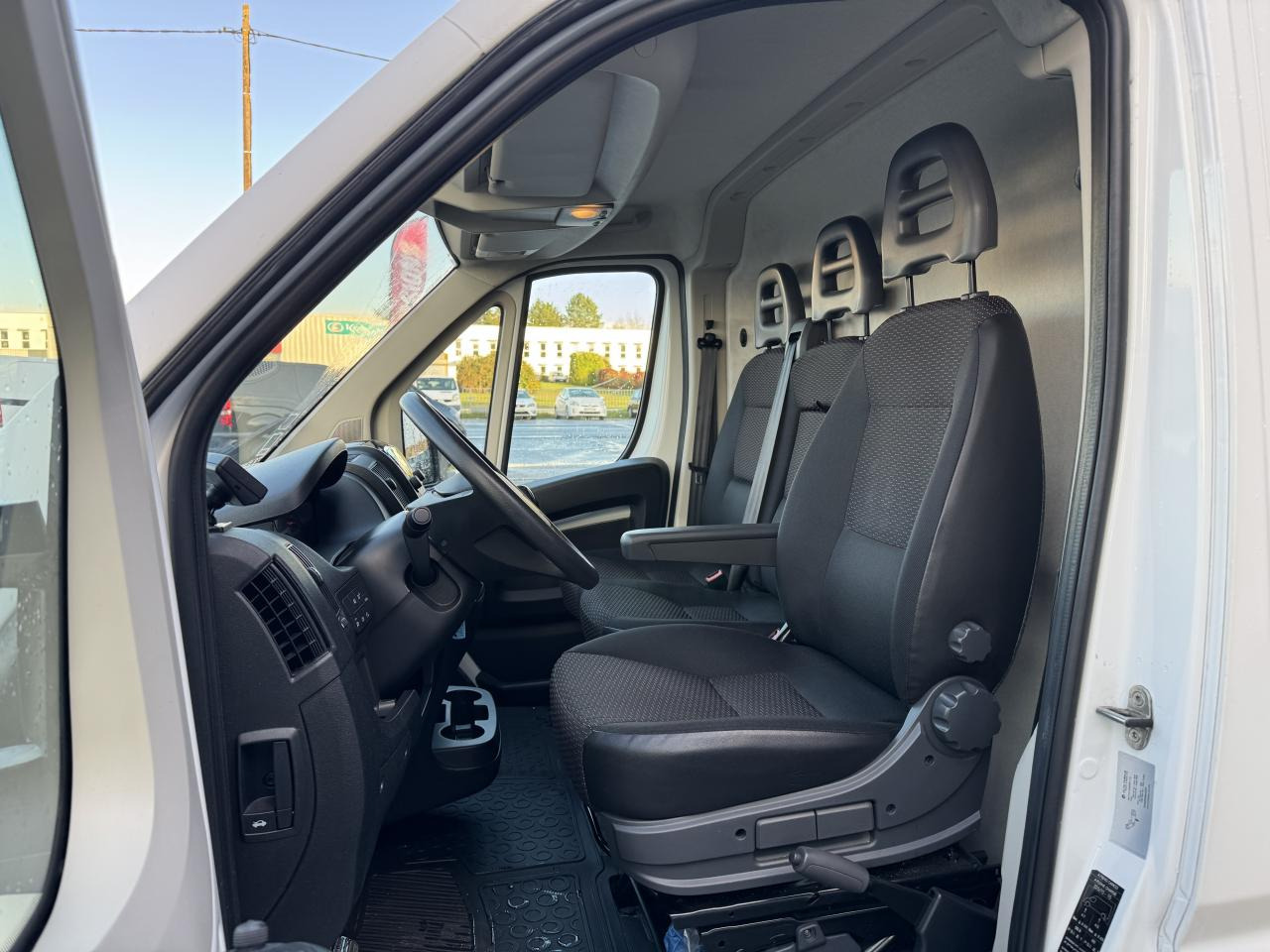 PEUGEOT Boxer 3.5t L2H2 2.2 HDi S&S - 140 III FOURGON TOLE Fourgon Tolé 335 L2H2 PHASE 3 - Цельнометаллический фургон: фото 4 PEUGEOT Boxer 3.5t L2H2 2.2 HDi S&S - 140 III FOURGON TOLE Fourgon Tolé 335 L2H2 PHASE 3 - Цельнометаллический фургон: фото 4