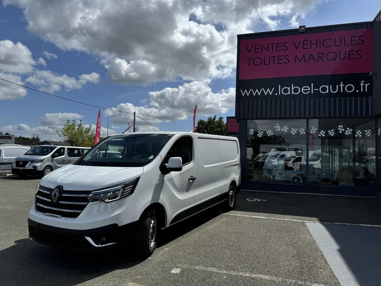 RENAULT Trafic L2H1 3000 Kg 2.0 Blue dCi - 130 L2H1 2 places - Цельнометаллический фургон: фото 1 RENAULT Trafic L2H1 3000 Kg 2.0 Blue dCi - 130 L2H1 2 places - Цельнометаллический фургон: фото 1