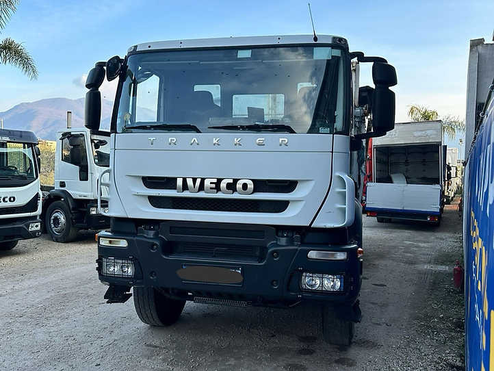Iveco Trakker 8x4 - Самосвал: фото 2 Iveco Trakker 8x4 - Самосвал: фото 2