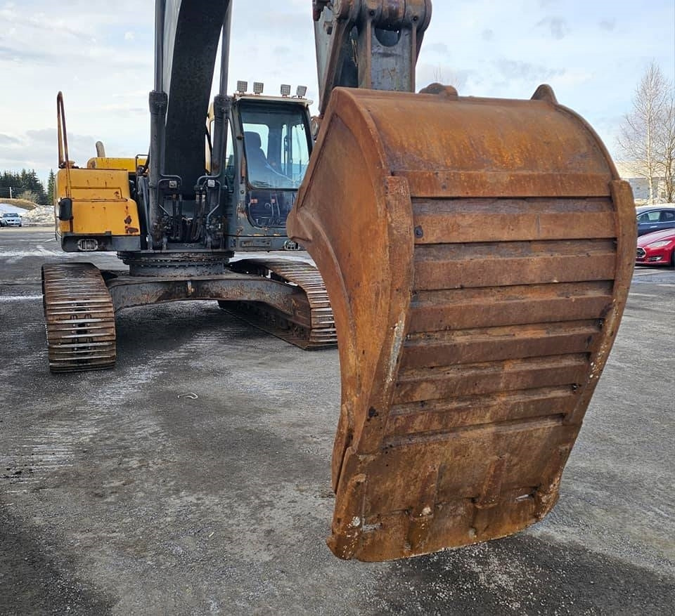 Гусеничный экскаватор Volvo EC 240 LC: фото 21