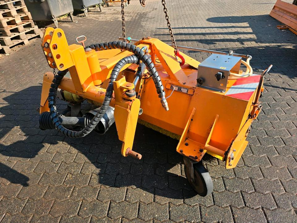 Dücker HDK 160 Kehrmaschine Straßenkehrmaschine Kehrbesen für Multicar Tremo Iseki Kubota - Щетка: фото 1 Dücker HDK 160 Kehrmaschine Straßenkehrmaschine Kehrbesen für Multicar Tremo Iseki Kubota - Щетка: фото 1