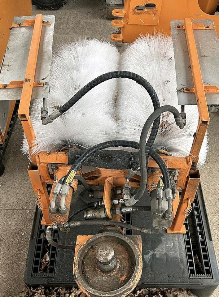 Leitpfostenwaschgerät Fiedler FLW 500 für Mähausleger Böschungsmäher Böschungsmulcher FfM 400 500 600 Leitpfostenwaschmaschine - Щетка: фото 1 Leitpfostenwaschgerät Fiedler FLW 500 für Mähausleger Böschungsmäher Böschungsmulcher FfM 400 500 600 Leitpfostenwaschmaschine - Щетка: фото 1