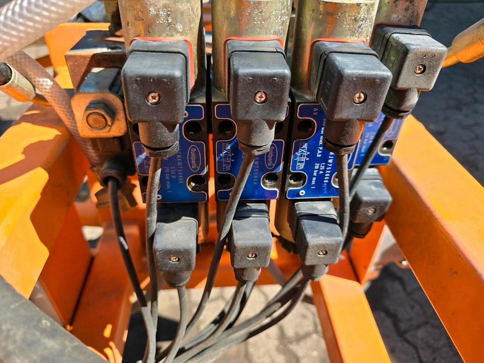 Leitpfostenwaschgerät WV 3-L für Unimog 405/10 405/12 U300 u400 300 500 318 218 423 430 530 Schmidt - Щетка: фото 5 Leitpfostenwaschgerät WV 3-L für Unimog 405/10 405/12 U300 u400 300 500 318 218 423 430 530 Schmidt - Щетка: фото 5