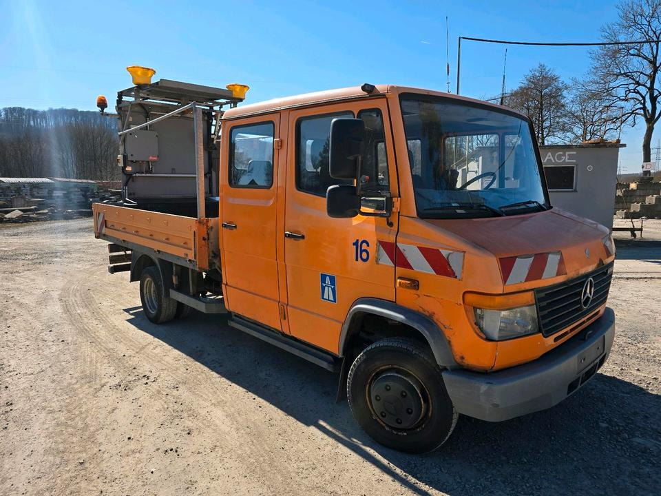 Mercedes-Benz Vario 614D Pritsche Doka 2002 Nissen VLT Verkehrsleittafel Absperrtafel LKW Vorwarntafel - Грузовик бортовой/ Платформа: фото 2 Mercedes-Benz Vario 614D Pritsche Doka 2002 Nissen VLT Verkehrsleittafel Absperrtafel LKW Vorwarntafel - Грузовик бортовой/ Платформа: фото 2